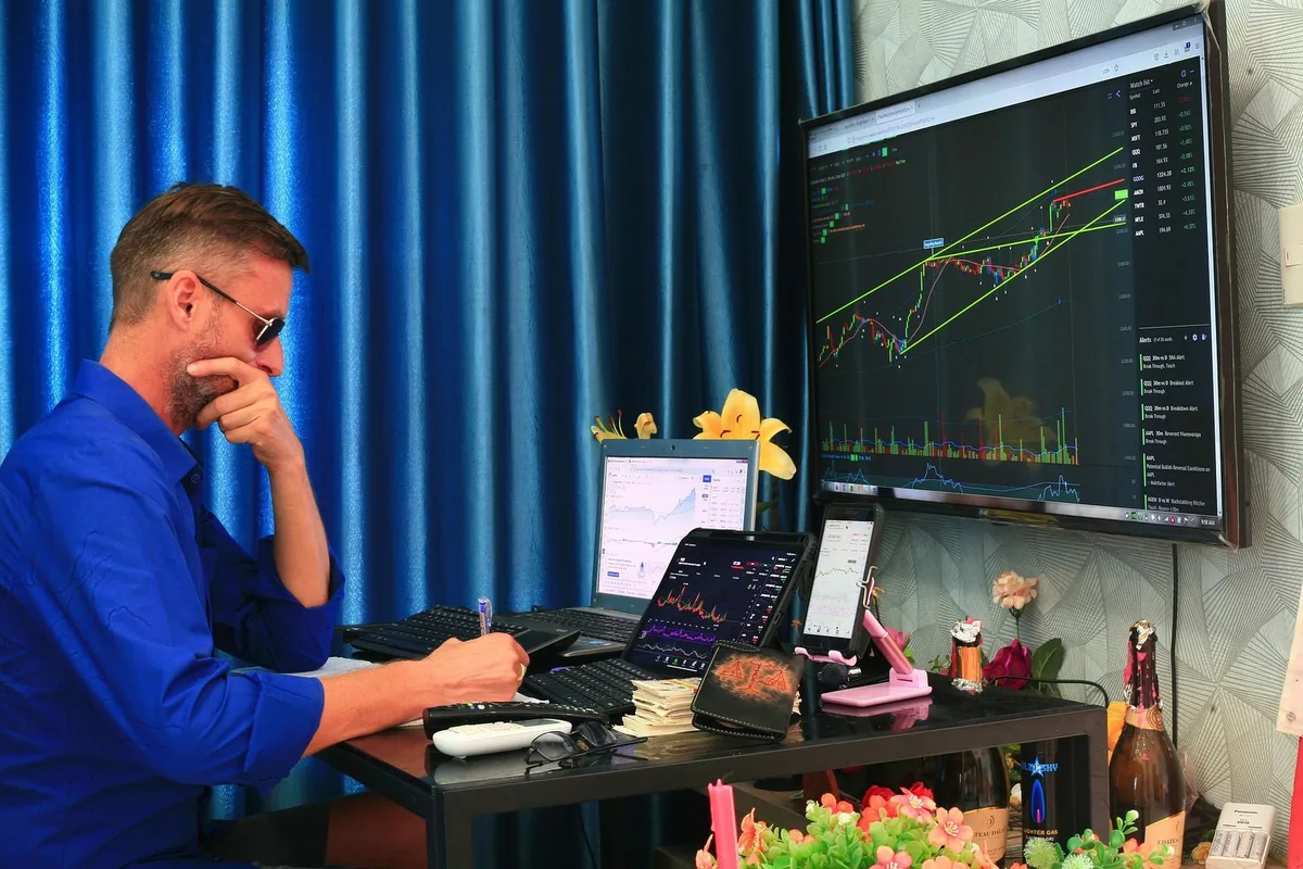 Bitcoin Faces Bear-Flag Warning as Analyst Points to $54K-$56K Zone
