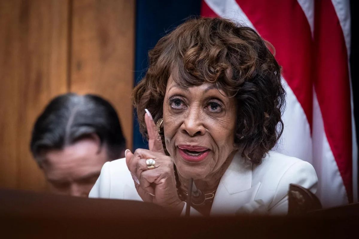 Maxine Waters pide frenar el plan para incluir cripto en los 401(k)
